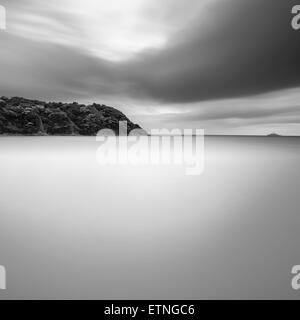 Insel Enoshima und seidige Wasser unter bewölktem Himmel, Präfektur Kanagawa, Japan Stockfoto