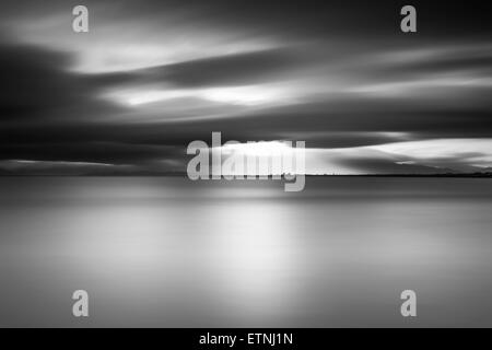 Seidige Wasser unter bewölktem Himmel in Enoshima, Präfektur Kanagawa, Japan Stockfoto