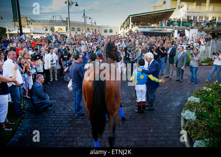 13. Juni 2015 - Louisville, KY, USA - amerikanisches Pharoah wurde im Fahrerlager vorgeführt und posierte für Fotos mit Trainer Bob Baffert und Jockey Victor Espinoza, rechts, für Fans in Churchill Downs auf Freitag, 12. Juni 2015 in Louisville, Kentucky Foto von Mark Cornelison | Personal (Kredit-Bild: © Lexington Herald-Leader/ZUMA Draht) Stockfoto