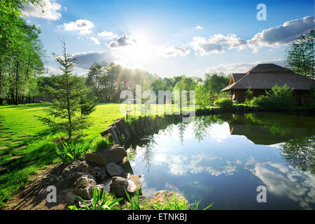 Hölzerne Badehaus in der Nähe von See am Abend Stockfoto