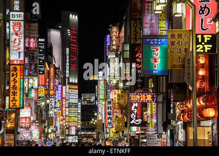 Neons und helle Lichter in einer der Straßen von Kabukicho Unterhaltung und Rotlicht Bezirk in der Nacht in Shinjuku, Tokyo, Japan Stockfoto