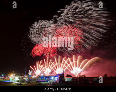 (150615)--ZAGREB, 15. Juni 2015 (Xinhua)--Feuerwerk erleuchten den Himmel während der 15. International Fireworks Festival am See Bundek in Zagreb, Kroatien, 14. Juni 2015. Pyrotechnische Mannschaften aus Italien, Slowenien und Kroatien haben auf dem traditionellen drei-Tages-Feuerwerk-Festival. (Xinhua/Miso-Lisanin) Stockfoto