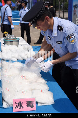 Guangzhou, China. 15. Juni 2015. Polizisten stellen Drogen beschlagnahmt in Medikament Büsten Preisverleihung Start einer Anti-Drogen-Kampagne in Guangzhou, Hauptstadt der südchinesischen Provinz Guangdong, 15. Juni 2015 zerstört werden. Chinas General Administration of Customs der Provinzregierung von Guangdong gekickt und gemeinsam eine groß angelegte Anti-Drogen-Kampagne in Guangzhou am Montag. Diese Kampagne richtet sich speziell an dem zunehmenden Verkehr von synthetischen Drogen in Guangdong und 40 Spürhunden rief sich zusammen über das Land, die Mission durchzuführen. Bildnachweis: Xinhua/Alamy Liv Stockfoto