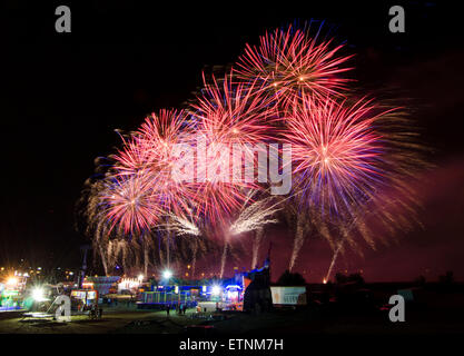 (150615)--ZAGREB, 15. Juni 2015 (Xinhua)--Feuerwerk erleuchten den Himmel während der 15. International Fireworks Festival am See Bundek in Zagreb, Kroatien, 14. Juni 2015. Pyrotechnische Mannschaften aus Italien, Slowenien und Kroatien haben auf dem traditionellen drei-Tages-Feuerwerk-Festival. (Xinhua/Miso-Lisanin) Stockfoto
