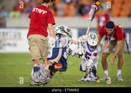 Houston, Texas, USA. 13. Juni 2015. Ein paar Kinderrennen, während einer Pause in der Major League Lacrosse All-Star Game im BBVA Compass Stadium in Houston, TX am 13. Juni 2015 ein Tor. Die Gladiatoren gewann 27-15. © Trask Smith/ZUMA Draht/Alamy Live-Nachrichten Stockfoto