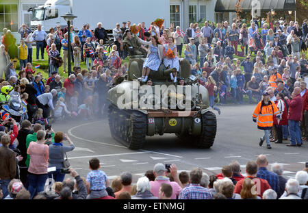 Erinnerung-Parade mit ein Sherman-Panzer auf der Fith Mai, den Tag, dass die Niederlande erinnert an die Befreiung des Krieges Stockfoto