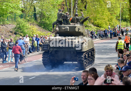 Erinnerung-Parade mit ein Sherman-Panzer auf der Fith Mai, den Tag, dass die Niederlande erinnert an die Befreiung des Krieges Stockfoto