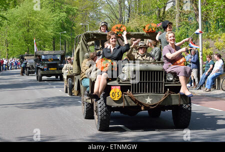 Erinnerung-Parade mit einem Jeep auf der Fith Mai, den Tag, dass die Niederlande erinnert an die Befreiung des Krieges Stockfoto