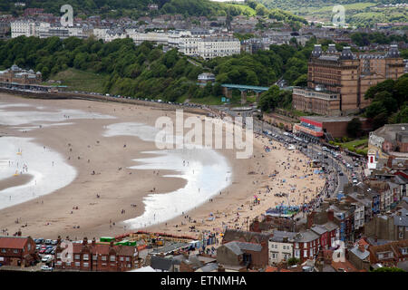 Blick über South Bay Strand vom Burgberg Scarborough, Yorkshire, England UK Stockfoto