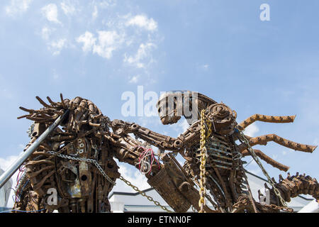 Garden City, New York, USA. 14. Juni 2015. Die Alien Skulptur des Künstlers Hale Sturm von Freeport, ist auf dem Display im Freien auf der ewigen Con, der Long Island-Comic-Con im Cradle of Aviation Museum. Der Bildhauer schuf lebensgroße Metall Kunstwerk aus Automobil- und Motorrad-Teile. © Ann Parry/ZUMA Draht/Alamy Live-Nachrichten Stockfoto