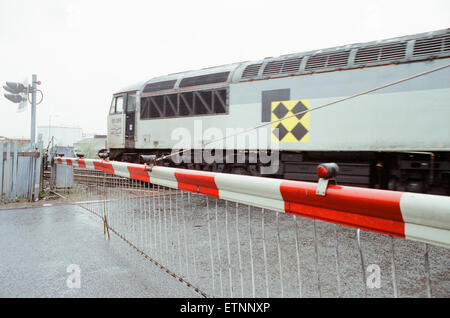 Middlesbrough Eisenbahnlinien laufen neben Cargo-Flotte-Straße, Middlesbrough, North Yorkshire, 26. April 1990. Stockfoto