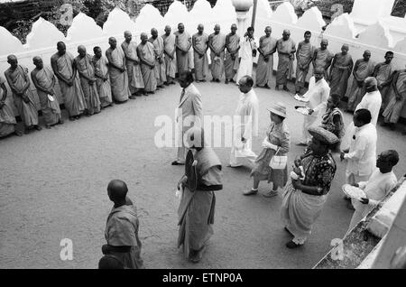 Die Royal Queens Vist nach Sri Lanka 21.-25. Oktober 1981. Ihre Majestät Königin Elizabeth II besucht Sri Lanka zweimal seit der Unabhängigkeit zuerst im Jahr 1953 und dann im Jahr 1981. Die Königin zweiter Besuch war zu die Feierlichkeiten 50 Jahre universal Erwachsenen Franchise in Sri Lanka zu besuchen. Der Victoria Damm des Mahaweli-Umleitung-Programms wurde feierlich von Premierministerin Margaret Thatcher 1984 eröffnet. Sri Lanka-Riegel mit Großbritannien sind vielfältig und decken ein breites Spektrum von Bereichen. Über einen Zeitraum von Zeit haben britische Handelsinteressen in Sri Lanka einen allmählichen Übergang von Plantagen, gezeigt. Stockfoto