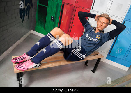 Eine Wachsfigur von David Beckham, englischer Fußballspieler auf dem Display an das Wachsfigurenkabinett Madame Tussauds Tokyo Odaiba, Tokyo, 15. Juni 2015. Die Welt berühmte britische Wachsfigurenkabinett "Madame Tussauds" 14. ständige Niederlassung in Tokio im Jahr 2013 eröffnet und zeigt internationale und lokale Prominente, Sportler und Politiker. Neuzugänge in der Sammlung gehören Wachsfiguren von japanischen Eiskunstläufer Yuzuru Hanyu und der Schauspieler Benedict Cumberbatch. Die Wachsfigur von Benedict Cumberbatch werden bis zum 30. Juni ausgestellt. (Foto von Rodrigo Reyes Marin/AFLO) Stockfoto