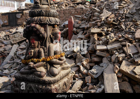 Historischen Buddha-Statuen auf dem Gelände des zerstörten Kasthamandap Tempel am Durbar Square in Kathmandu, Nepal auf der 26. April 2015 Stockfoto