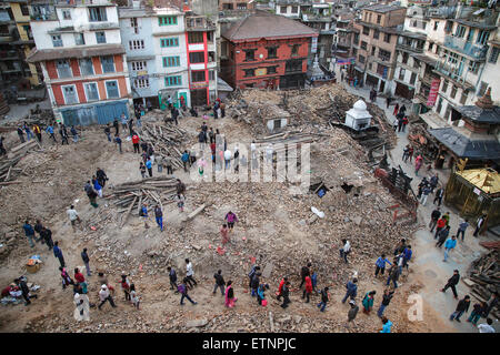 Dem Gelände des zerstörten Kasthamandap Tempel am Durbar Square in Kathmandu, Nepal auf der 27. April 2015 Stockfoto