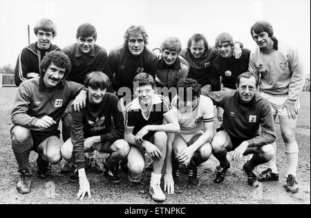 Newcastle United 1982. Zusammengehörigkeit, Newcastle United Kids und große Namen. Reihe links nach rechts zurück, Brian Tillon, Jeff Wrightson, Jeff Clarke, Stephen Forster, David McCreery, Tony Hayton, Colin Suggett Jugendtrainer. Vordere Reihe von links nach rechts, Terry McDermott, Brian Kilford, Paul Gascoigne, Ian Bogie und Mick Martin. 25. Oktober 1982. Stockfoto