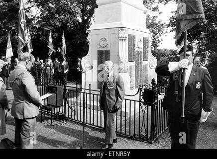 Kriegerdenkmal, Thornaby Kenotaph, Acklam Road, Thornaby, Stockton on Tees, umgewidmet, 19. August 1984. Pictired, großen Cooper, Präsident der Thornaby Zweig der Royal British Legion, im Zentrum, die Umwidmung zur Verfügung, mit dem Bürgermeister, Stadtrat J Stockfoto