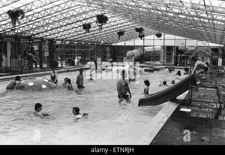 Urlauber genießen das Schwimmbad am Sun Centre, Trecco Bay, Porthcawl, Bridgend, Südwales, 12. Juli 1988. Stockfoto
