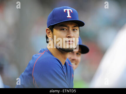 12. Juni 2015: Texas Rangers ab Krug Yu Darvish #11 Uhren besiegt das Spiel von der Trainerbank bei einem MLB-Spiel zwischen den Minnesota Twins und der Texas Rangers im Globe Life Park in Arlington, TX Texas Minnesota 6-2 Stockfoto