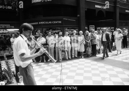 1987-Birmingham internationale Jazz- und Blues-Festival, Künstler, 4. Juli 1987. Trevor Wittling mit seinem Jazz-Swingtet aus London, spielen den Käufern in der Great Western Arcade in Birmingham City Centre. Stockfoto