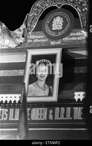 Die Royal Queens Vist nach Sri Lanka 21.-25. Oktober 1981. Ihre Majestät Königin Elizabeth II besucht Sri Lanka zweimal seit der Unabhängigkeit zuerst im Jahr 1953 und dann im Jahr 1981. Die Königin zweiter Besuch war zu die Feierlichkeiten 50 Jahre universal Erwachsenen Franchise in Sri Lanka zu besuchen. Der Victoria Damm des Mahaweli-Umleitung-Programms wurde feierlich von Premierministerin Margaret Thatcher 1984 eröffnet. Sri Lanka-Riegel mit Großbritannien sind vielfältig und decken ein breites Spektrum von Bereichen. Über einen Zeitraum von Zeit haben britische Handelsinteressen in Sri Lanka einen allmählichen Übergang von Plantagen, gezeigt. Stockfoto