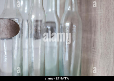 Alten Stil Leerflaschen Dekorieren Küche. Stockfoto