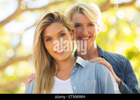 glücklich Mitte Alter Mutter hinter ihrer Tochter im freien Stockfoto