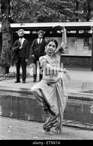 Indische klassische Tänzer, London, 28. August 1965. Sikh-Männer im Hintergrund sehen Sie als Tänzerin eine Pose hält. Stockfoto