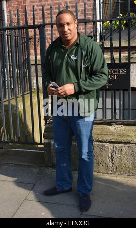 Manchester United-Legende Paul Ince das Merrion Hotel verlassen und Unterzeichnung eines seiner alten Trikots für ein Fan, Dublin, Irland - 19.03.15 gesehen.  Mit: Paul Ince Where: Dublin, Irland bei: 19. März 2015 Credit: WENN.com Stockfoto