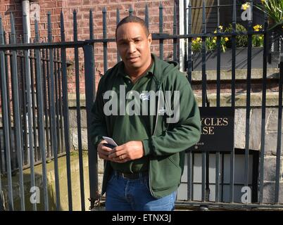 Manchester United-Legende Paul Ince das Merrion Hotel verlassen und Unterzeichnung eines seiner alten Trikots für ein Fan, Dublin, Irland - 19.03.15 gesehen.  Mit: Paul Ince Where: Dublin, Irland bei: 19. März 2015 Credit: WENN.com Stockfoto