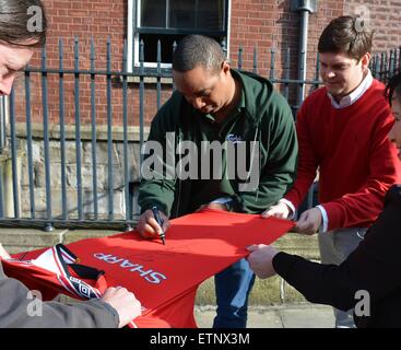 Manchester United-Legende Paul Ince das Merrion Hotel verlassen und Unterzeichnung eines seiner alten Trikots für ein Fan, Dublin, Irland - 19.03.15 gesehen.  Mit: Paul Ince Where: Dublin, Irland bei: 19. März 2015 Credit: WENN.com Stockfoto