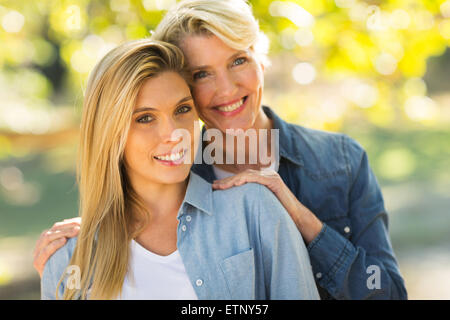 attraktive junge Tochter und Mitte im Alter Mutter im freien Stockfoto