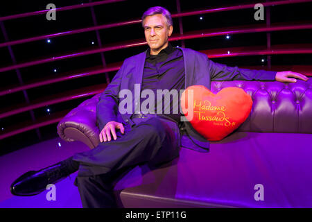 Eine Wachsfigur von George Clooney, US-amerikanischer Schauspieler, Autor und Produzent auf dem Display an das Wachsfigurenkabinett Madame Tussauds Tokyo Odaiba, Tokyo, 15. Juni 2015. Die Welt berühmte britische Wachsfigurenkabinett "Madame Tussauds" 14. ständige Niederlassung in Tokio im Jahr 2013 eröffnet und zeigt internationale und lokale Prominente, Sportler und Politiker. Neuzugänge in der Sammlung gehören Wachsfiguren von japanischen Eiskunstläufer Yuzuru Hanyu und der Schauspieler Benedict Cumberbatch. Die Wachsfigur von Benedict Cumberbatch werden bis zum 30. Juni ausgestellt. (Foto von Rodrigo Reyes Marin/AFLO) Stockfoto