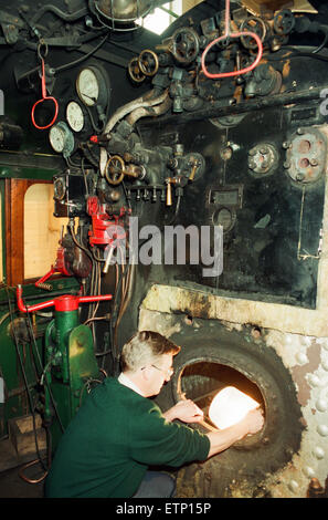 ICI Zug Konservierung, 4. Januar 1994. Dave Pearson, untersucht die Feuer-Kiste von Blue Peter. Ein A2 Nr. 60532 Lokomotive von Arthur H Peppercorn von der LNER entworfen. Stockfoto