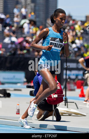 13. Juni 2015; Randalls Island, NY, USA; Hiwot Ayalew Äthiopiens gewinnt die Frauen 3000m Hindernis während der IAAF Diamond League Adidas Grand Prix Icahn Stadium. Anthony Nesmith/Cal-Sport-Medien Stockfoto