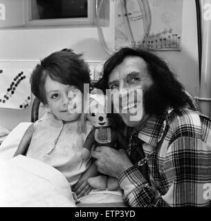 Cardiff Discjockey Vince Savile, Bruder von Jimmy Savile, mit sieben Jahre alte Mary Thomas bei einem Besuch in Cardiff Royal Infirmary. 6. November 1972 Stockfoto