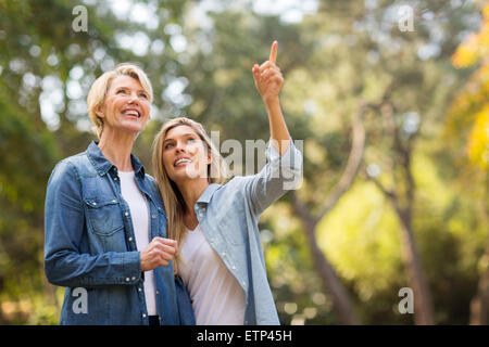 liebevolle junge Tochter unter mittleren Alter Mutter für einen Spaziergang im freien Stockfoto
