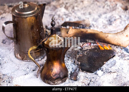 Wadi Rum.Arabic Kaffee Pott ist bei Kamin Stockfoto