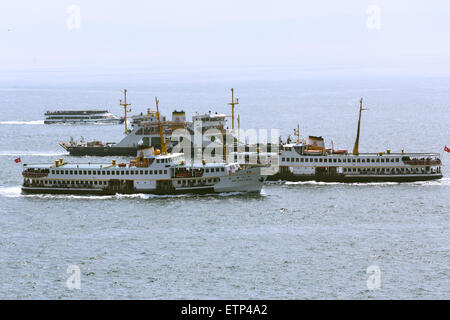 Fähren in den überfüllten überlasteten Gewässern der Hafen Istanbul Türkei Stockfoto