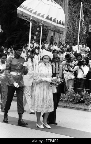 Die Royal Queens Vist nach Sri Lanka 21.-25. Oktober 1981. Ihre Majestät Königin Elizabeth II besucht Sri Lanka zweimal seit der Unabhängigkeit zuerst im Jahr 1953 und dann im Jahr 1981. Die Königin zweiter Besuch war zu die Feierlichkeiten 50 Jahre universal Erwachsenen Franchise in Sri Lanka zu besuchen. Der Victoria Damm des Mahaweli-Umleitung-Programms wurde feierlich von Premierministerin Margaret Thatcher 1984 eröffnet. Sri Lanka-Riegel mit Großbritannien sind vielfältig und decken ein breites Spektrum von Bereichen. Über einen Zeitraum von Zeit haben britische Handelsinteressen in Sri Lanka einen allmählichen Übergang von Plantagen, gezeigt. Stockfoto