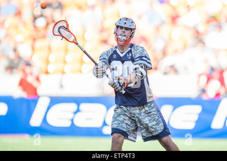 Houston, Texas, USA. 13. Juni 2015. Cowboys Mittelfeldspieler Jeremy Sieverts (20) geht der Ball in der Major League Lacrosse All-Star Game BBVA Compass-Stadion in Houston, TX am 13. Juni 2015. © Trask Smith/ZUMA Draht/Alamy Live-Nachrichten Stockfoto