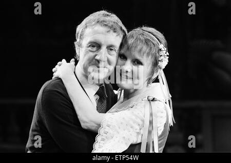 "The Sound of Music" erscheint nun im Apollo-Theater in London. Das Bild zeigt Petula Clark als Maria, mit dem Produzenten Ross Taylor. 4. August 1981. Stockfoto