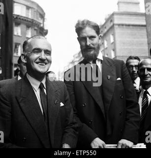 Im Bild, Philip Kinghorn Burbridge mit Herrn Austen Brooks (mit Bart), ein Mitglied der Liga der Empire Loyalists.  Herr Philip Kinghorn Burbridge, wer Herrn Altrincham (Kritiker der Königin), schlug, als er aus Fernsehen House in London kam. 7. August 19 Stockfoto