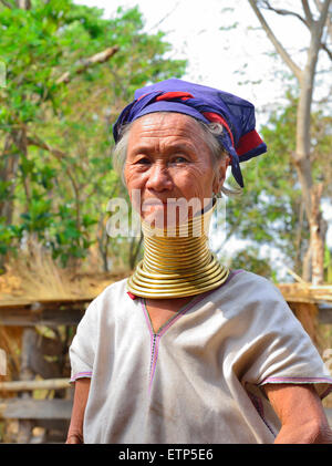 Studie einer langen Necked oder Giraffe Hals birmanischen Padaung Frau in der Nähe von Lake Inle in Myanmar Stockfoto