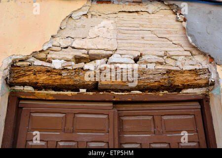 Faulen Holz Sturz über eine Tür mit der Wand über Rissbildung Stockfoto