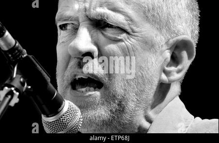 Jeremy Corbyn MP (Arbeit: Islington Nord) im Parlament Platz an der Volksversammlung Demonstration gegen Sparpolitik Stockfoto