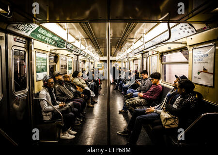 Pendler in u-Bahn-Wagen an der New Yorker u-Bahn Stockfoto