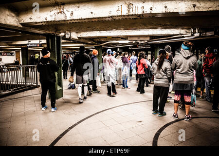 Menschen warten auf die u-Bahn in New York City Stockfoto