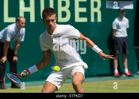 Borna Coric (CRO) spielt einen Schuss in der ersten Runde des ATP Gerry Weber Open Tennis Championships in Halle, Deutschland. Coric gewann 6-4, 3-6, 6-3. Stockfoto