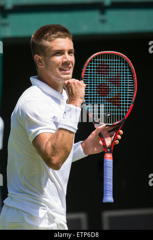 Borna Coric (CRO) feiert einen Punkt in der ersten Runde des ATP Gerry Weber Open Tennis Championships in Halle, Deutschland. Coric gewann 6-4, 3-6, 6-3. Stockfoto